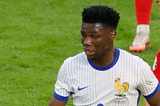 Auréliene Tchouaménin, centrocampistas de Francia