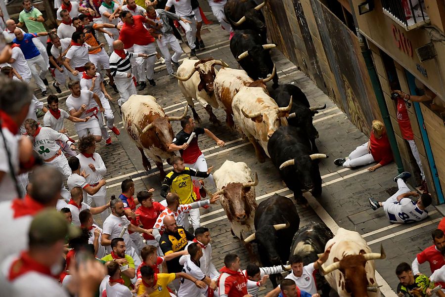 Mejores imágenes del tercer encierro de San Fermín 2024: los Victoriano del Río salen muy veloces