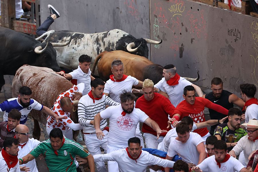 Mejores imágenes del tercer encierro de San Fermín 2024: los Victoriano del Río cogen la curva de Estafeta sin caerse