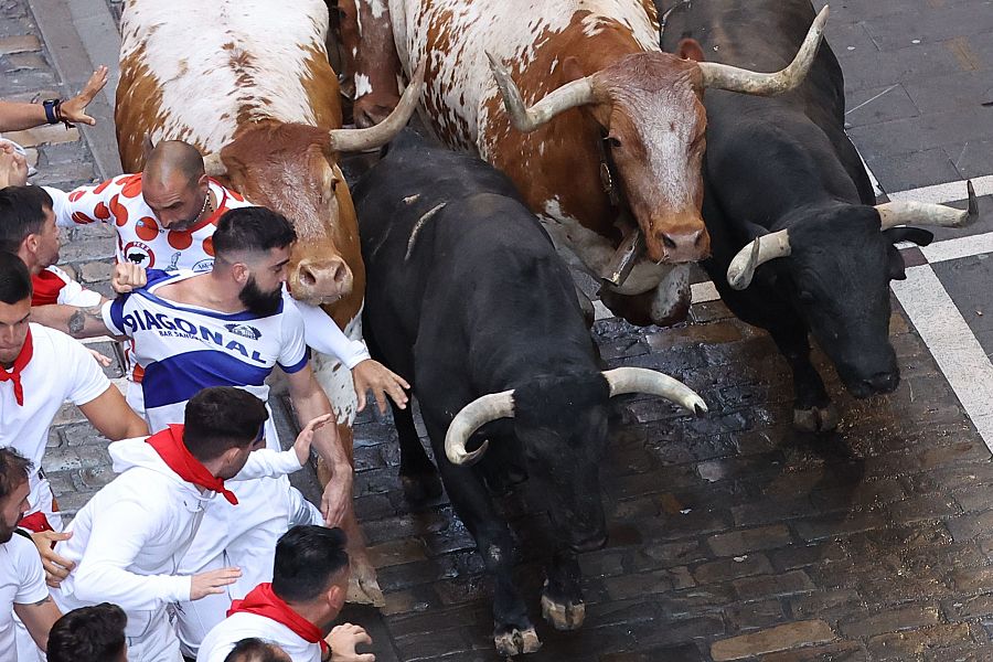 Mejores imágenes del tercer encierro de San Fermín 2024: tres toros han quedado más rezagados en Estafeta