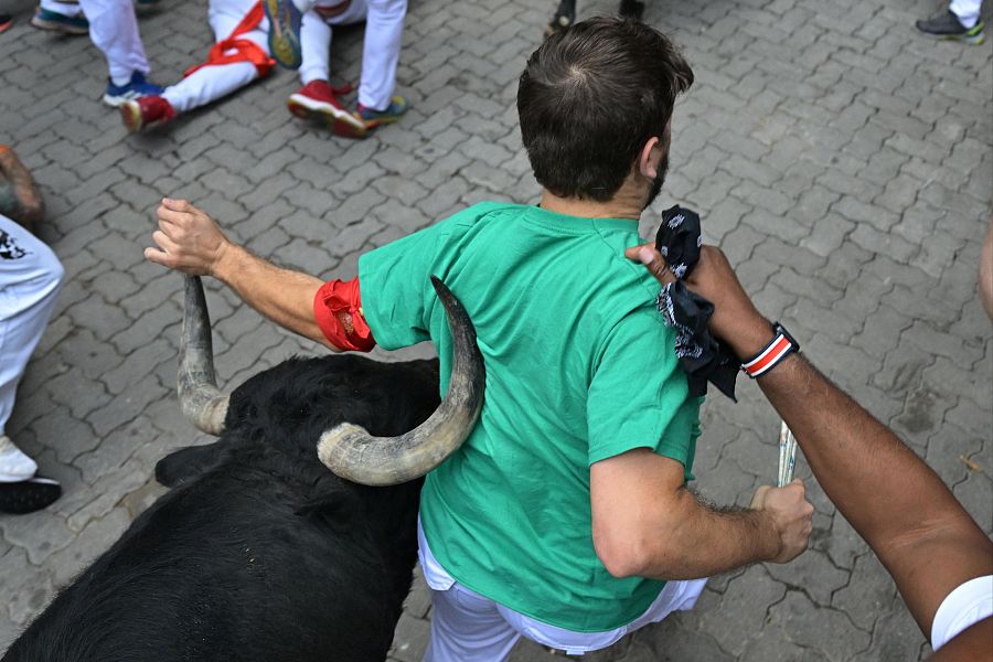 Mejores imágenes del tercer encierro de San Fermín 2024: dos Victoriano del Río crean peligro antes del callejón