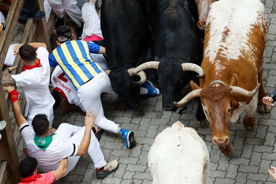 Mejores imágenes del tercer encierro de San Fermín 2024: los Victoriano del Río han creado más peligro al final