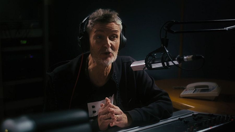 Fernandisco en un locutori amb un micro