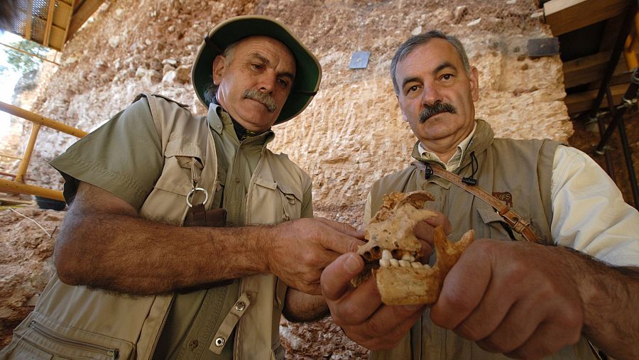 Eudald Carbonell y José María Bermúdez de Castro posan con la mandíbula del 'Homo antecessor'.