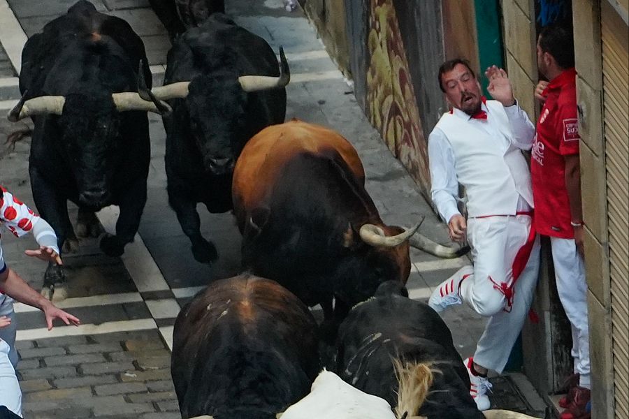 Mejores imágenes del cuarto encierro de San Fermín 2024: los astados de Fuente Ymbro salen de los corrales