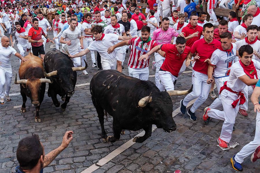 Cuarto encierro de San Fermín 2024: los toros de Fuente Ymbro atraviesan la plaza del Ayuntamiento