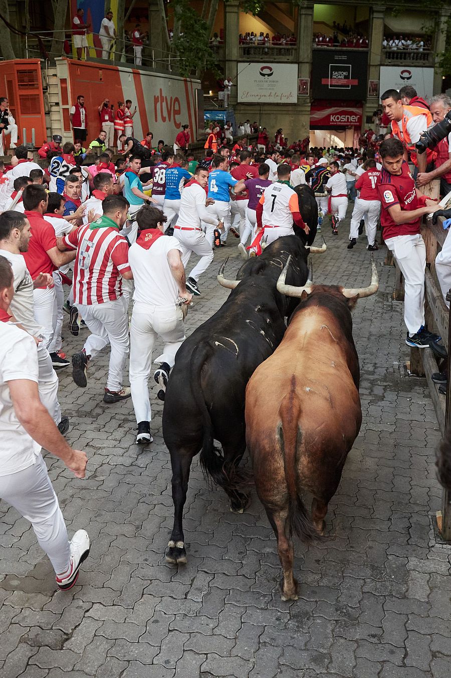 Cuarto encierro de San Fermín 2024: mejores imágenes de la carrera de los toros de Fuente Ymbro