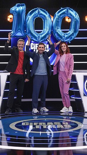 Aitor Albizua, Elena Herraiz y David Calle en el plató de 'Cifras y Letras'