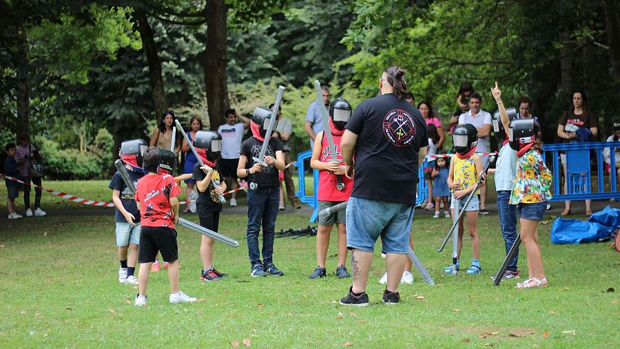 Niños en una clase de esgrima infantil de la Escuela Asturiana de Esgrima Antigua (EAEA)
