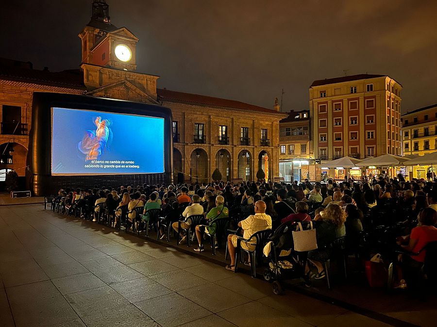 Las proyecciones nocturnas de cine al aire libre son muy populares en el Celsius 232