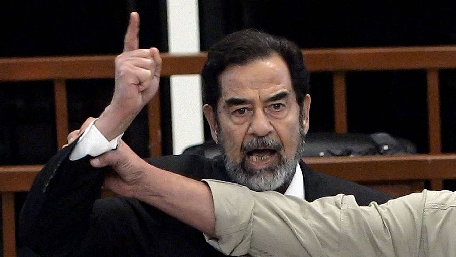 Sadam Hussein durante el juicio en el que fue condenado a muerte