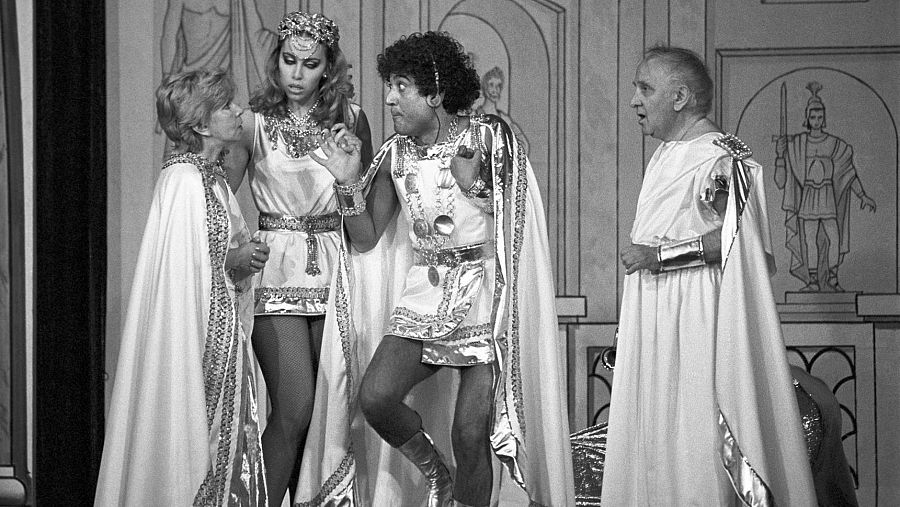 Gracita Morales, la vedette Carla Duval y los actores Andrés Pajares y Luis Barbero, durante el estreno de la revista musical La risa está servida