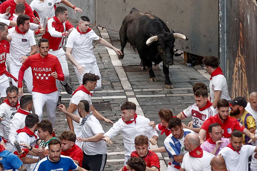 Mejores imágenes del quinto encierro de San Fermín 2024: peligro en la curva de Estafeta