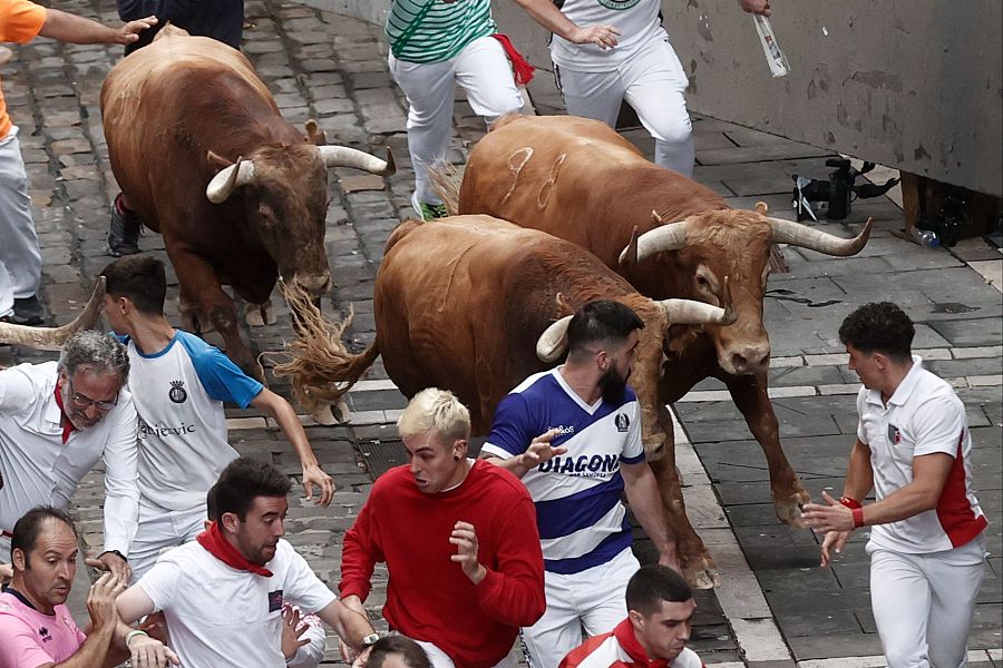 Mejores imágenes del quinto encierro de San Fermín 2024: no ha habido caídas en la curva de Estafeta