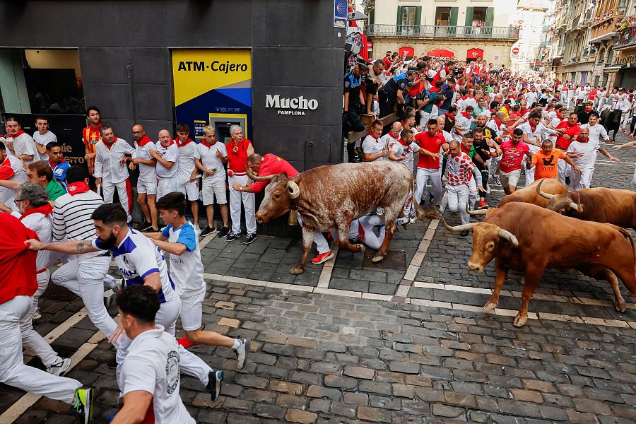 Mejores imágenes del quinto encierro de San Fermín 2024: varios astados han cogido la curva de Estafeta por dentro