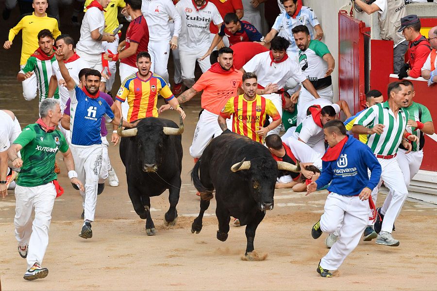 Mejores imágenes del quinto encierro de San Fermín 2024: los toros de Domingo Hernández llegan a la plaza