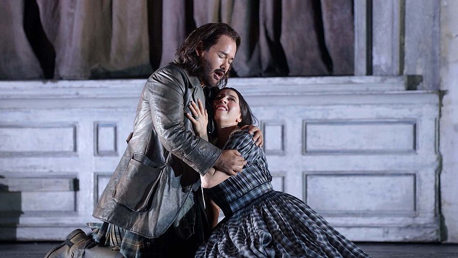 Javier Camarena junto con Lisette Oropesa en la obra Lucia di Lammermoor de Donizetti.