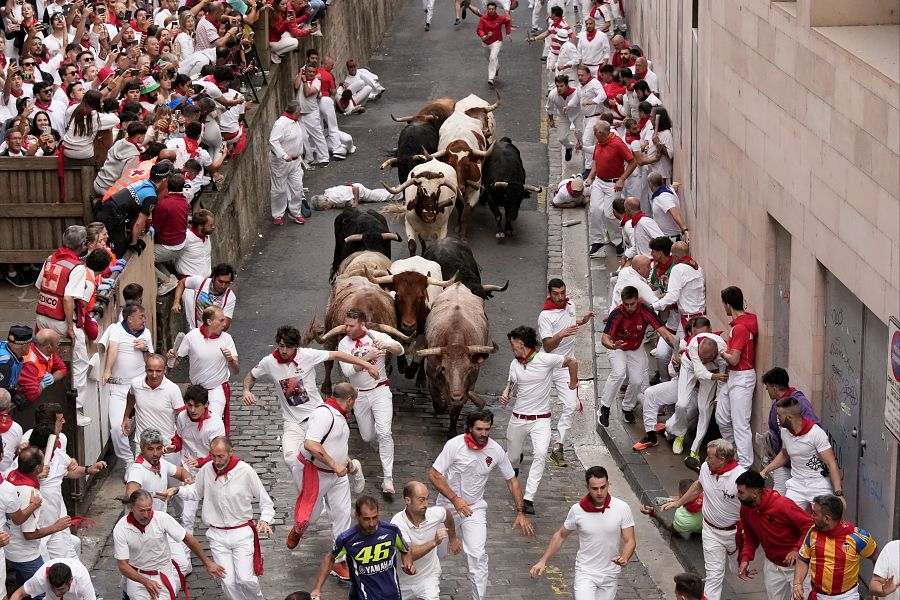 Mejores imágenes del sexto encierro de San Fermín 2024: la torada sube compacta por Santo Domingo