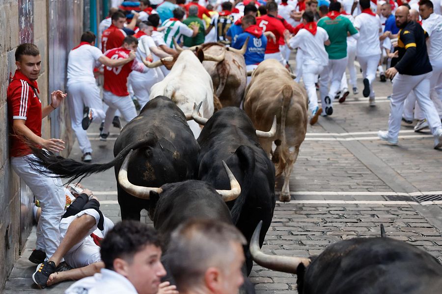 Mejores imágenes del sexto encierro de San Fermín 2024: subida por la calle Estafeta