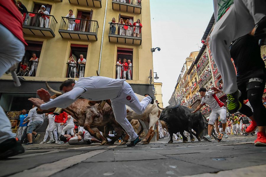 Mejores imágenes del sexto encierro de San Fermín 2024: tramo final más accidentado