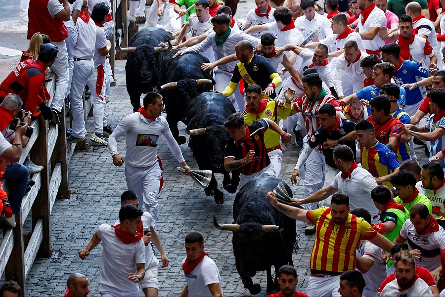 Mejores imágenes del sexto encierro de San Fermín 2024: los toros llegan al callejón