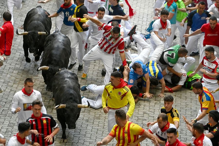 Mejores imágenes del sexto encierro de San Fermín 2024: los Jandilla se aproximan a la plaza de toros