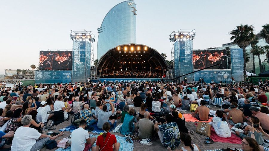 Escenari de l'OBC a la platja de San Sebastià