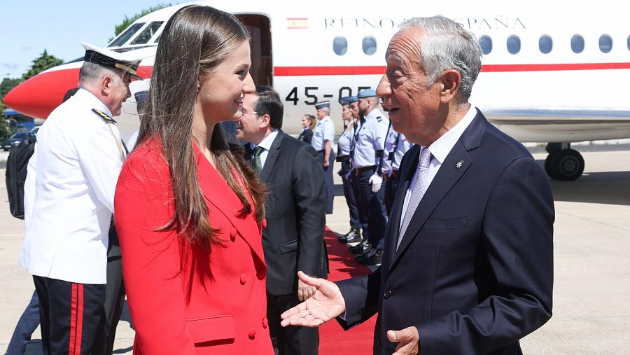 Leonor es recibida en el Aeropuerto Militar Figo Maduro por el presidente de Portugal, Marcelo Rebelo de Sousa