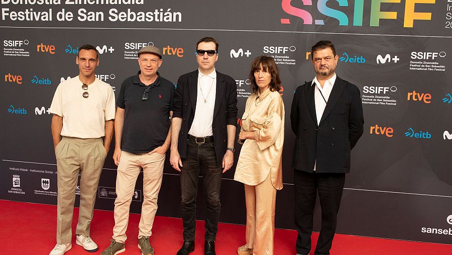 Albert Serra con el equipo de su nueva película 'Tardes de soledad'