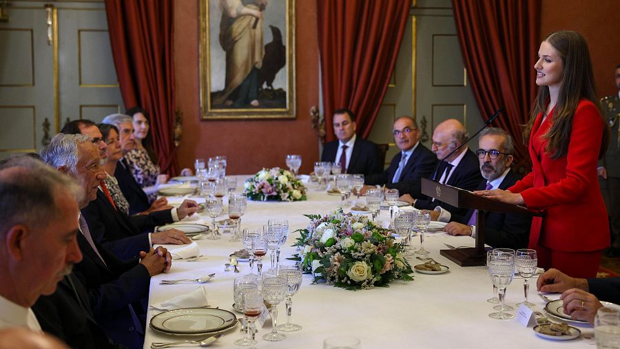 Leonor pronuncia un discurso durante el almuerzo con las autoridades