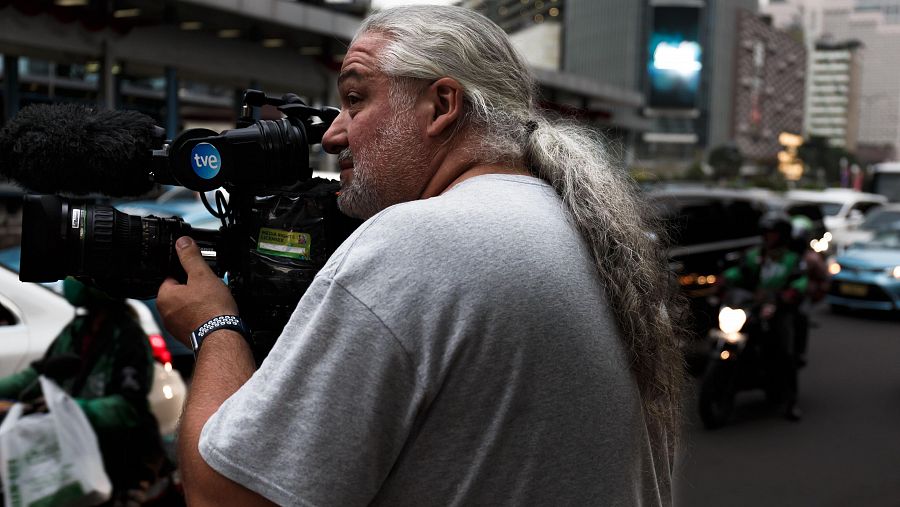 Vicente Gil durante una grabación