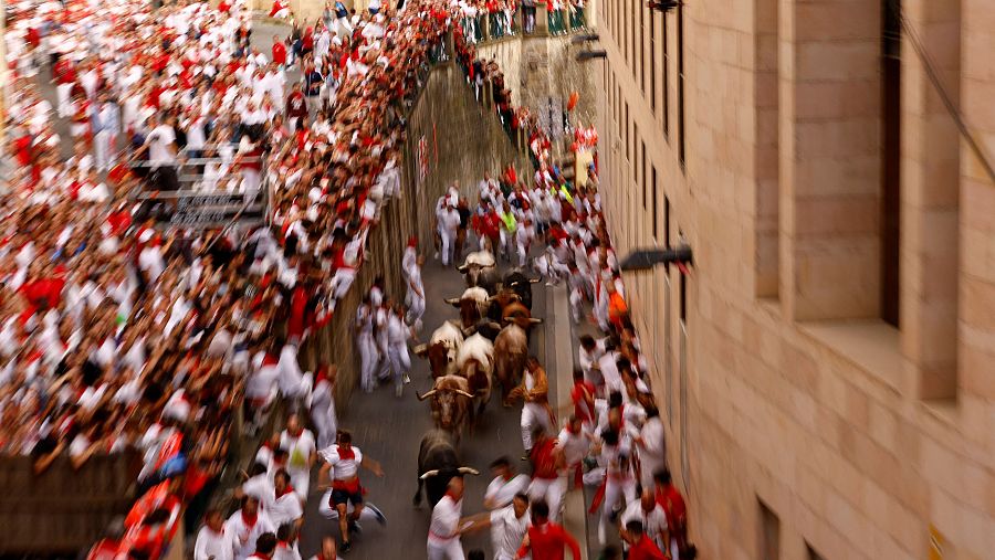 La manada sale veloz de los corrales y afronta la cuesta de Santo Domingo