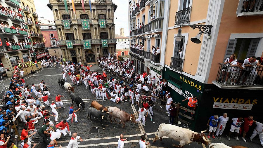 La manada sale de la Plaza del Ayuntamiento por última vez en los encierros de San Fermín 2024