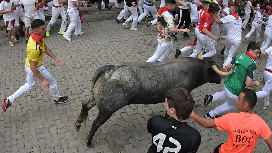 Los mozos son perseguidos por los toros de la ganadería sevillana de Miura durante el último encierro de los Sanfermines 2024, este domingo, en Pamplona. EFE/Daniel Fernández Pérez