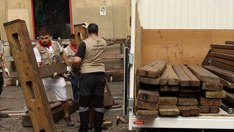 Desmontaje de las vallas tras el último encierro de los Sanfermines 2024, este domingo, en Pamplona.