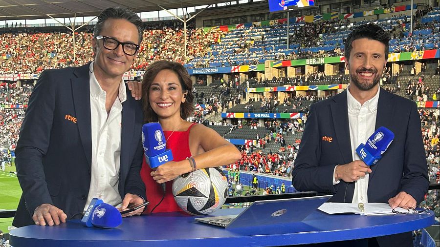 Adela González junto a Marcos López y Paco Caro en el previo de la final de la Eurocopa 2024