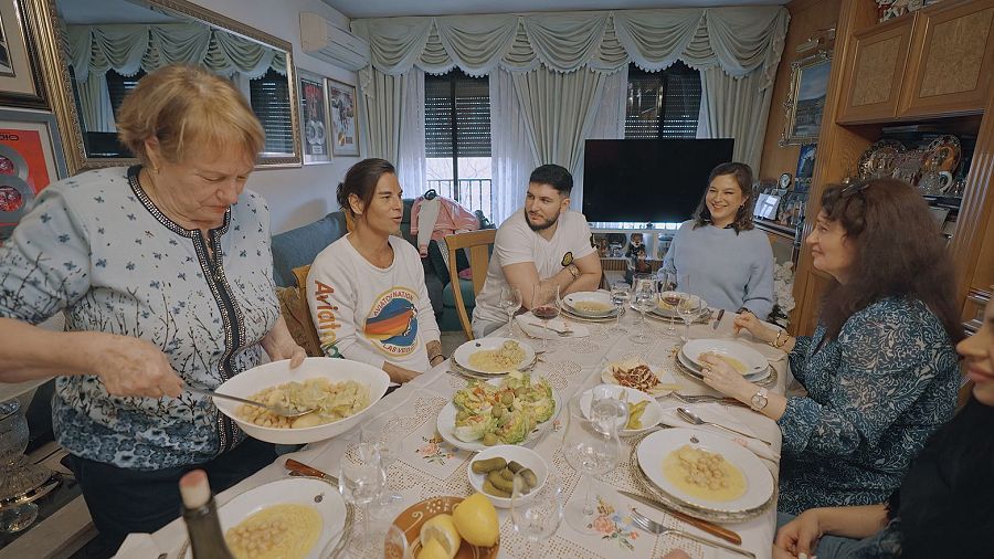 Los hermanos Iglesias visitan a toda la familia en el barrio madrileño de Pan Bendito