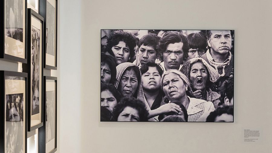 Vista en sala de la obra de Pedro Valtierra 'Visita de Juan Pablo II a México' (Puebla, 1979)