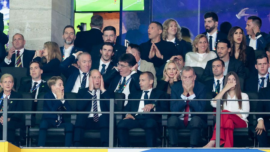 El rey Felipe VI, la infanta Sofía, el príncipe de Gales y su hijo se llevan las manos a la cara tras una ocasión clara para Inglaterra