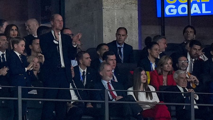 El príncipe de Gales, Guillermo, y su hijo Jorge celebran el gol mientras el rey Felipe VI aguanta el tipo