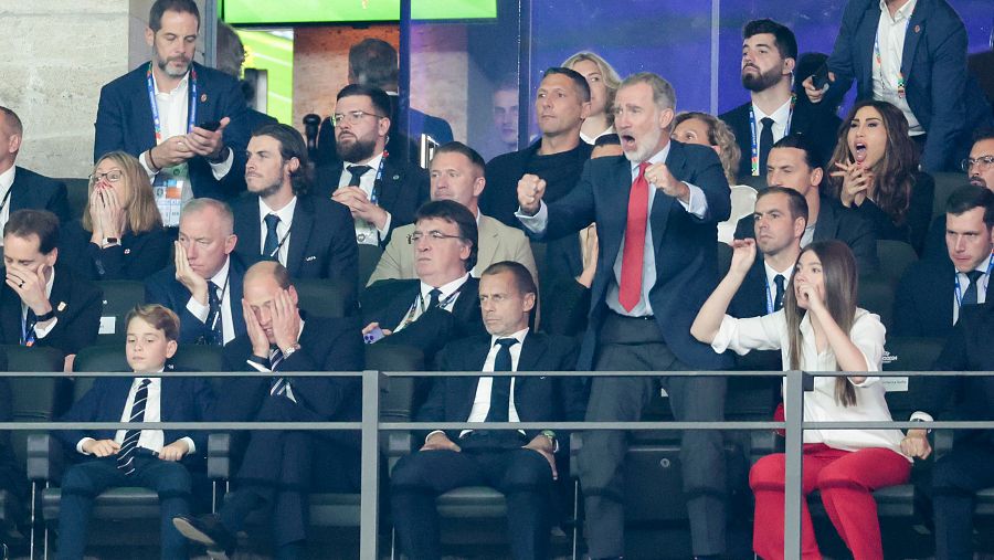 El rey Felipe VI se levanta del asiento para celebrar el gol de la victoria de Mikel Oyarzabal