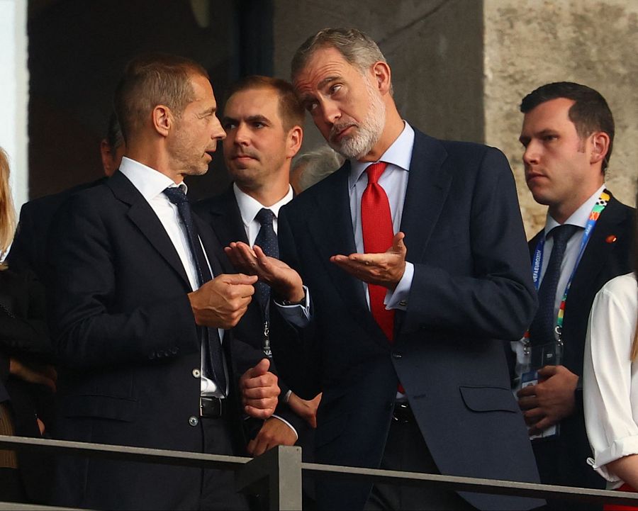 El rey Felipe VI dialoga con el presidente de la UEFA, Aleksander Čeferin, (con el exfutbolista Philipe Lahm detrás de ambos)