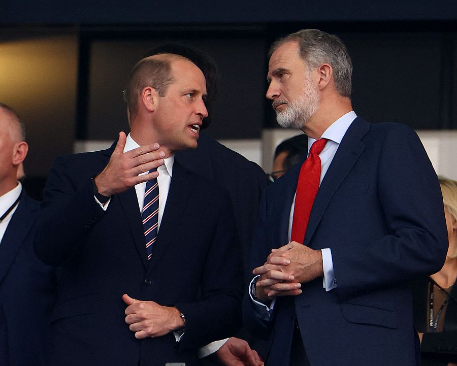 El príncipe Guillermo y el rey Felipe VI hablan en el palco del estadio Olímpico de Berlín
