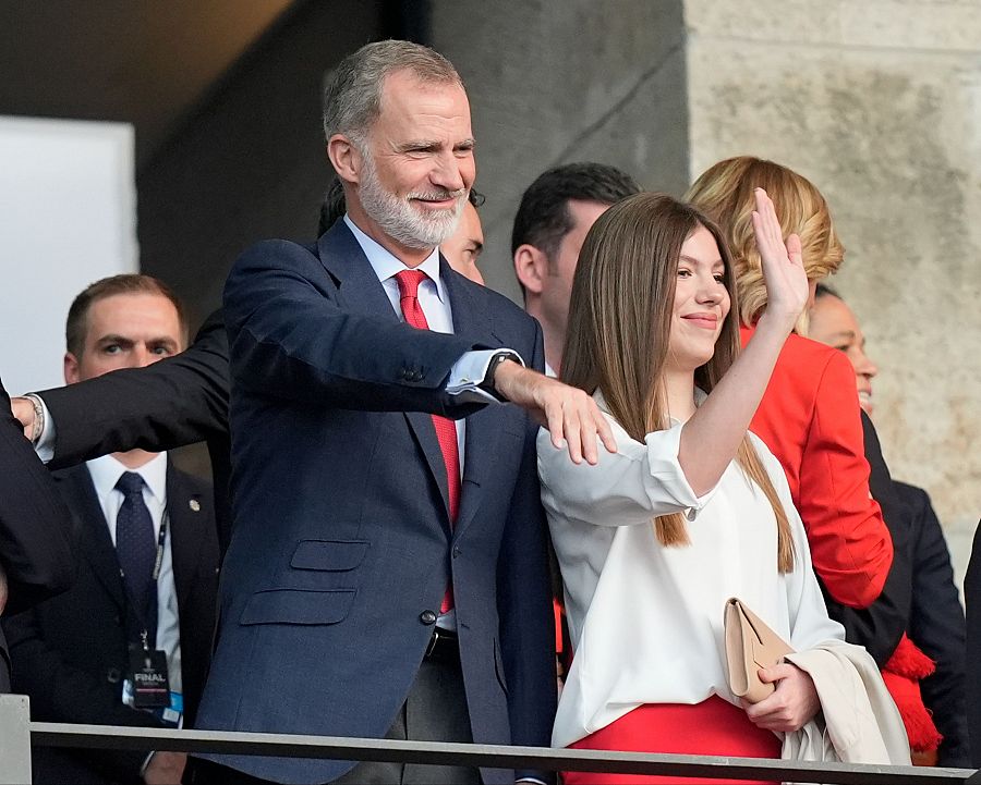 El rey Felipe VI y la infanta Sofía saludan al público en el estadio Olímpico de Berlín