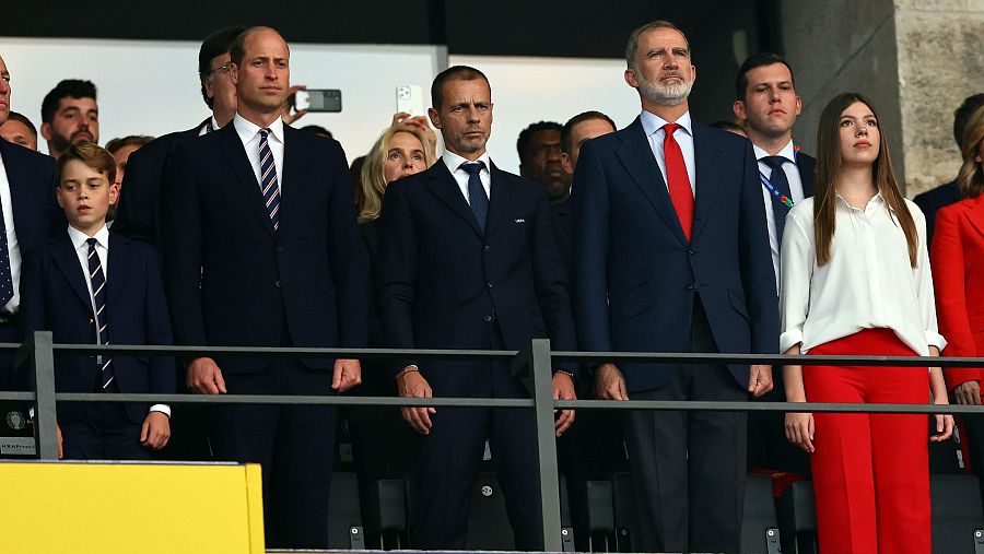 El rey Felipe VI, la infanta Sofía, el presidente de la UEFA Aleksander Ceferin y el príncipe de Gales escuchan el himno de España