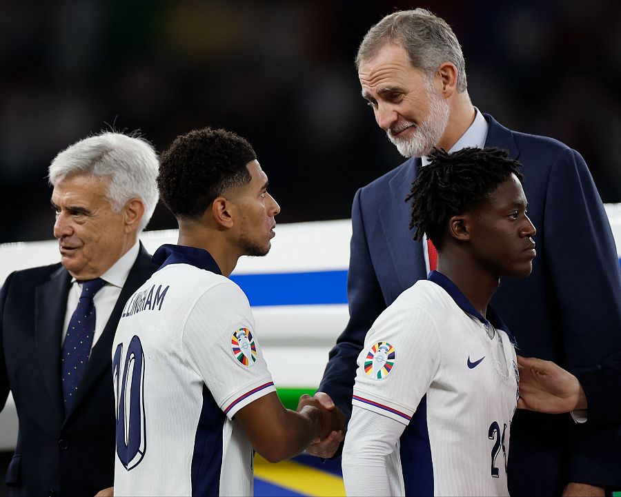 El rey Felipe VI, junto al presidente de la RFEF, Pedro Rocha, saluda y consuela al jugador inglés Jude Bellingham