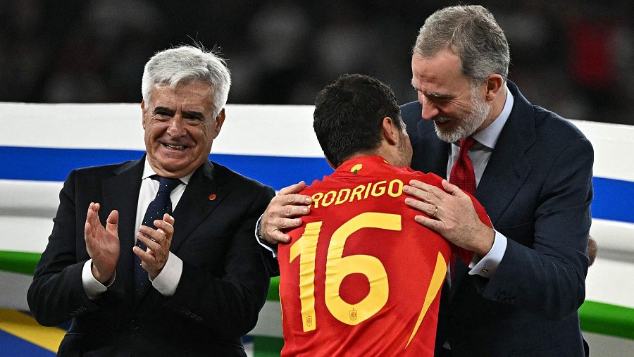 El rey Felipe VI, junto al presidente de la RFEF, Pedro Rocha, felicita a Rodrigo
