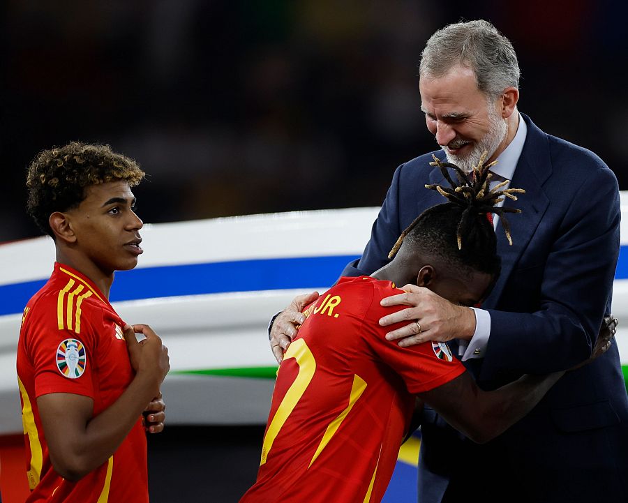 Nico Williams abraza al rey Felipe VI durante la entrega de medallas, con Lamine Yamal esperando su turno