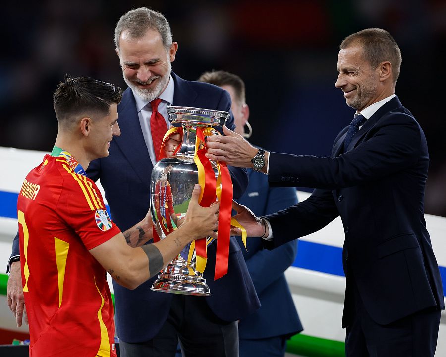 El rey Felipe VI le entrega la copa de campeón al capitán español Álvaro Morata