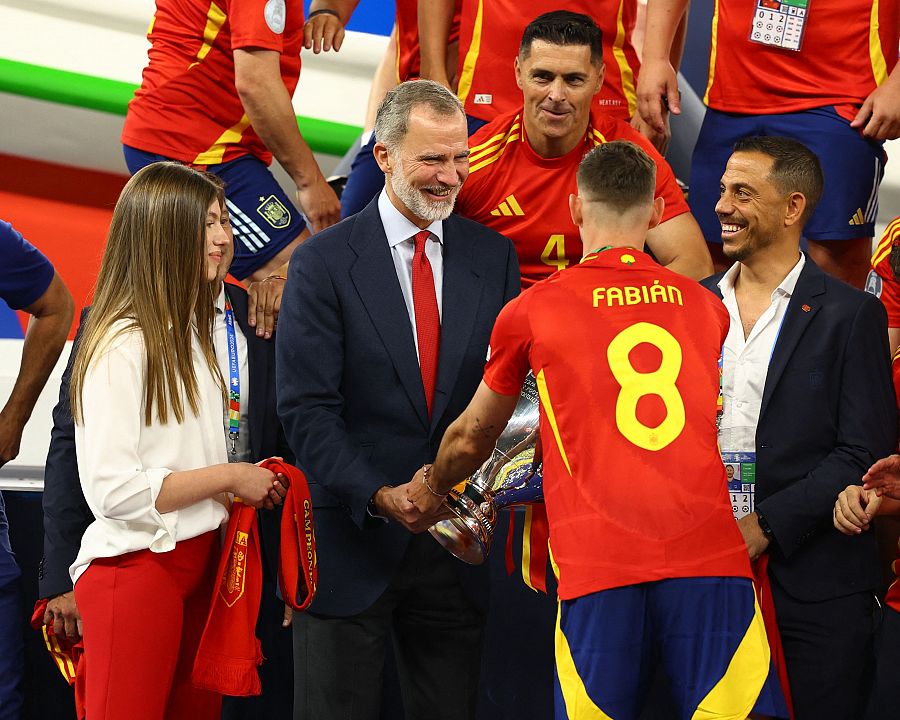 Fabián Ruiz le deja la copa al rey Felipe VI